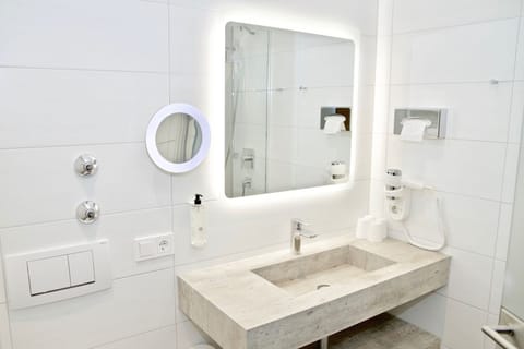 Comfort Quadruple Room, 2 Double Beds | Bathroom | Towels, soap, shampoo, toilet paper