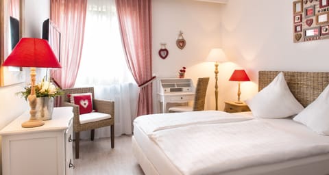 Classic Double Room | Hypo-allergenic bedding, in-room safe, desk, free WiFi