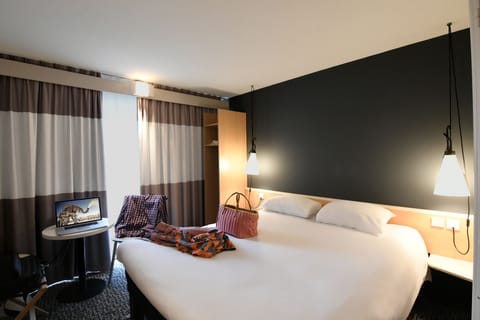 Standard Room, 1 Double Bed | Premium bedding, desk, laptop workspace, blackout drapes