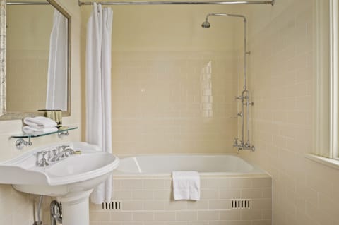 Hargravia Valley View Room  | Bathroom | Shower, designer toiletries, hair dryer, towels
