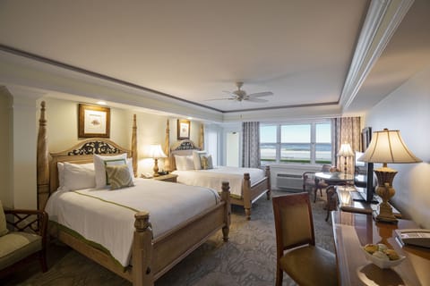 Standard Room, Oceanfront | Premium bedding, minibar, in-room safe, desk