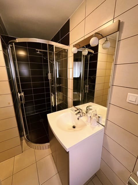 Superior Twin Room | Bathroom | Hair dryer, towels, soap, shampoo