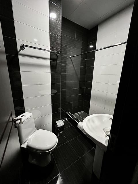 Deluxe Twin Room | Bathroom | Shower, hair dryer, slippers, bidet