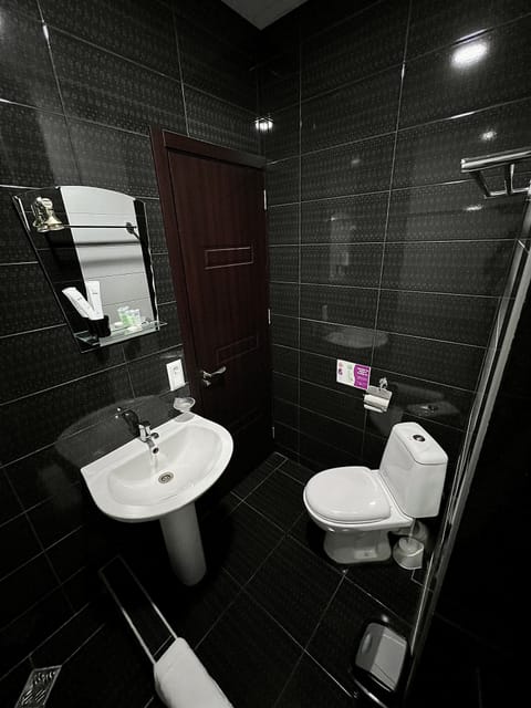 Standard Twin Room | Bathroom | Shower, hair dryer, slippers, bidet