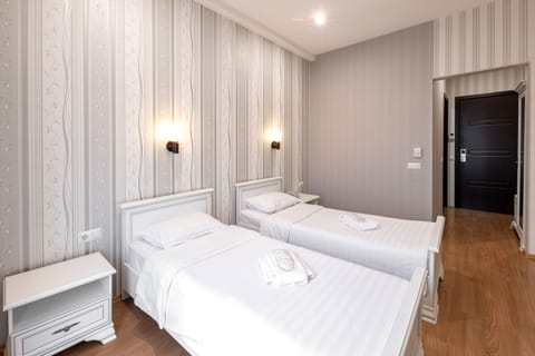 Deluxe Twin Room | Premium bedding, pillowtop beds, desk, laptop workspace