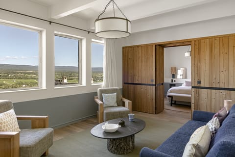 Deluxe Suite (Ventoux) | Premium bedding, free minibar items, in-room safe, desk