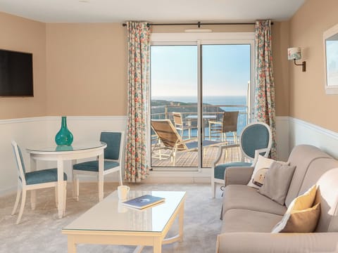 Suite Prestige, Ocean View | Living area | Flat-screen TV