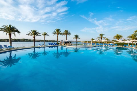 8 outdoor pools, pool umbrellas, sun loungers