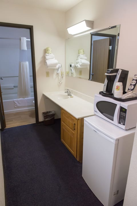 Suite, 1 King Bed, Non Smoking | Bathroom | Hair dryer, towels