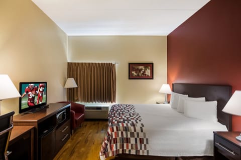 Superior Room, 1 King Bed, Non Smoking | Desk, laptop workspace, blackout drapes, iron/ironing board