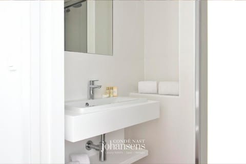 Family Junior Suite | Bathroom | Combined shower/tub, free toiletries, hair dryer, bathrobes