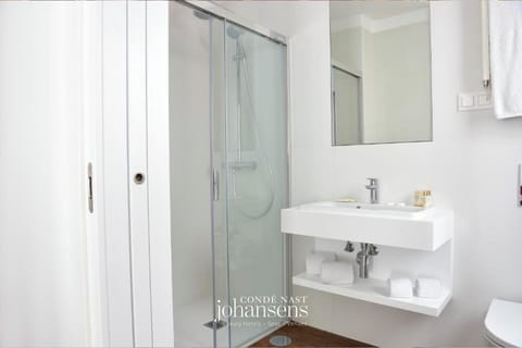 Family Suite | Bathroom | Combined shower/tub, free toiletries, hair dryer, bathrobes