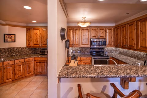 Standard Room, Multiple Beds | Private kitchen | Fridge, microwave, stovetop, dishwasher