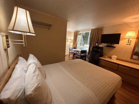Queen NO VIEW (Pet Friendly) | Free WiFi, bed sheets