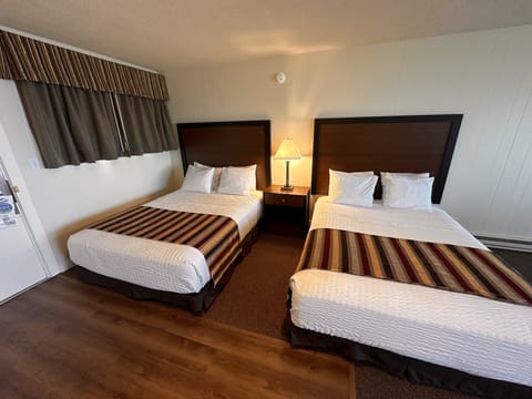 Double Queen Suite View (NO PETS) | Free WiFi, bed sheets