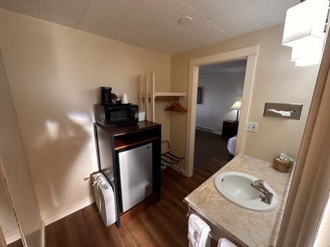 King View Suite (No Pets) | Bathroom | Shower, free toiletries, hair dryer, towels