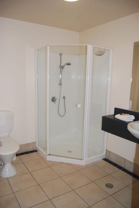 Economy Room | Bathroom | Shower, free toiletries, towels