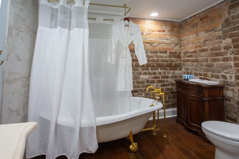 The Garden Room (King) | Deep soaking bathtub