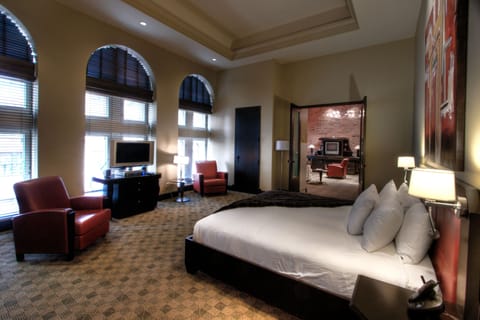 Penthouse | Premium bedding, minibar, desk, blackout drapes