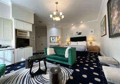 King Grand Suite | Individually decorated, desk, iron/ironing board, free WiFi