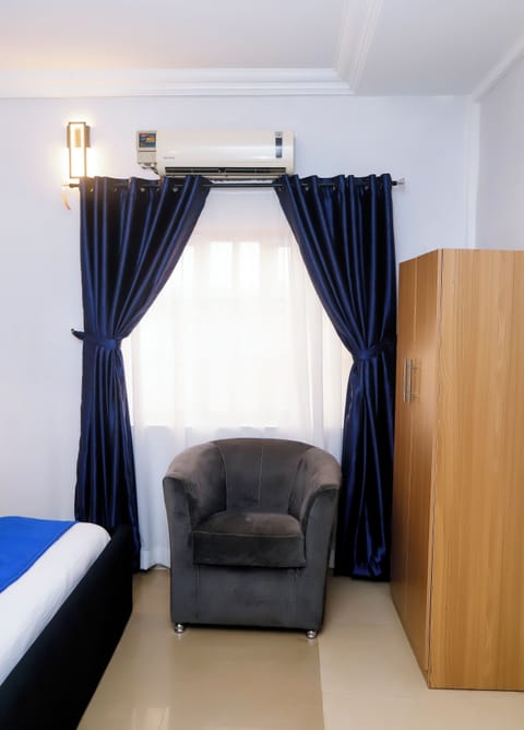 Royal Room | Desk, blackout drapes, free WiFi, bed sheets