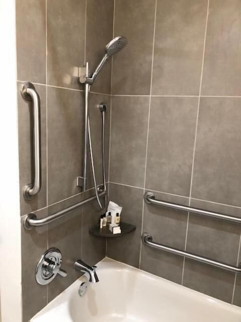 Combined shower/tub, free toiletries, hair dryer, towels