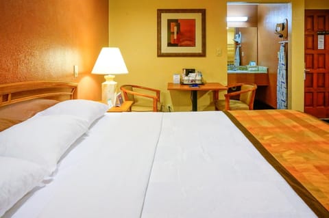 Premium bedding, desk, iron/ironing board, free WiFi