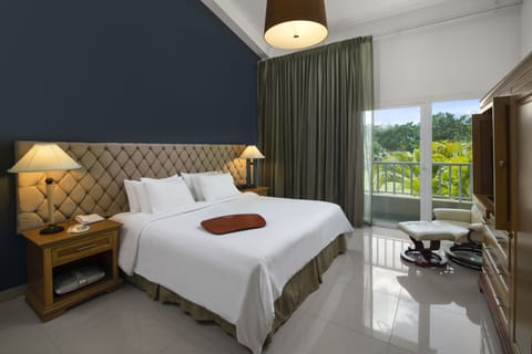 Royal Suite | 1 bedroom, in-room safe, desk, iron/ironing board