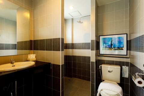  Superior Twin | Bathroom | Shower, rainfall showerhead, free toiletries, hair dryer