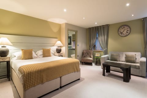 Family Room | Desk, free WiFi