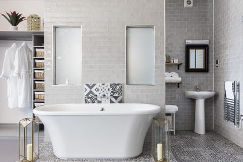 Studio Suite | Bathroom | Hair dryer, towels