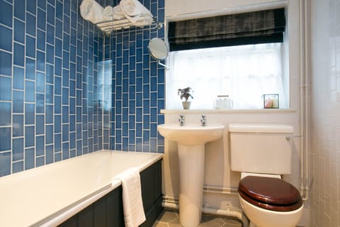 Family Room | Bathroom | Free toiletries, hair dryer, towels