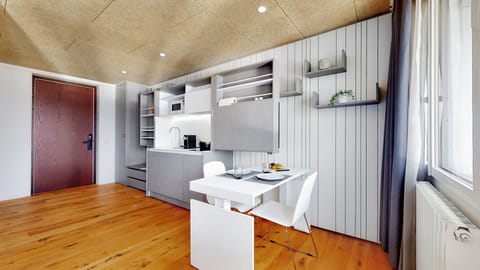 Deluxe Studio | In-room dining