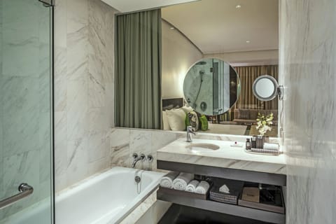 Studio | Bathroom | Combined shower/tub, free toiletries, hair dryer, bathrobes