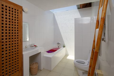 Villa, 2 Bedrooms | Bathroom | Hair dryer, towels