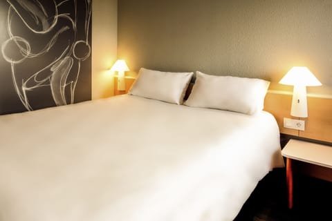 Premium bedding, desk, blackout drapes, soundproofing