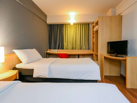 Standard Twin Room, 2 Twin Beds | Minibar, in-room safe, desk, iron/ironing board