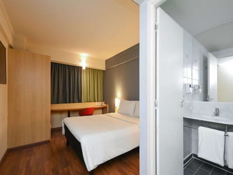 Standard Room, 1 Double Bed | Bathroom | Shower, eco-friendly toiletries, towels