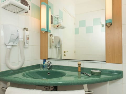 Standard Room, 1 Double Bed | Bathroom | Rainfall showerhead, eco-friendly toiletries, hair dryer, towels