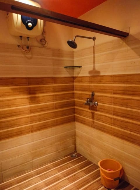 Deluxe Twin Room | Bathroom | Shower, rainfall showerhead