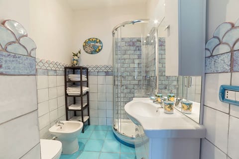 Superior Room, Terrace | Bathroom | Shower, rainfall showerhead, free toiletries, hair dryer