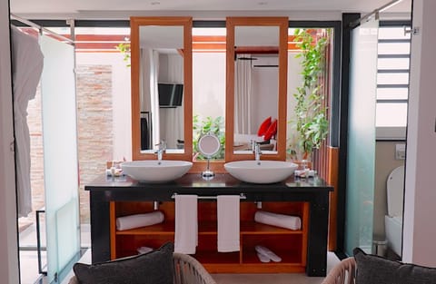 Garden Villa with Private Pool | Bathroom | Shower, rainfall showerhead, free toiletries, hair dryer