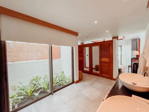 Deluxe Villa with Private Pool | Bathroom | Shower, rainfall showerhead, free toiletries, hair dryer