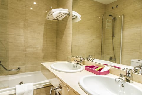 Bathtub, free toiletries, hair dryer, bidet