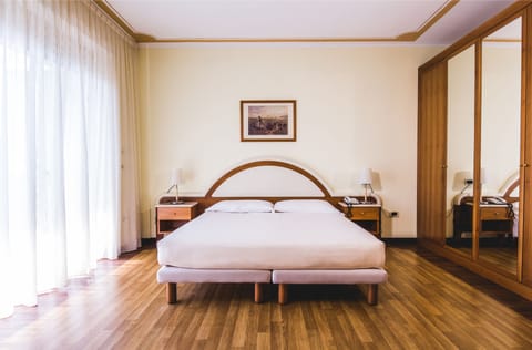 Premium bedding, down comforters, minibar, in-room safe