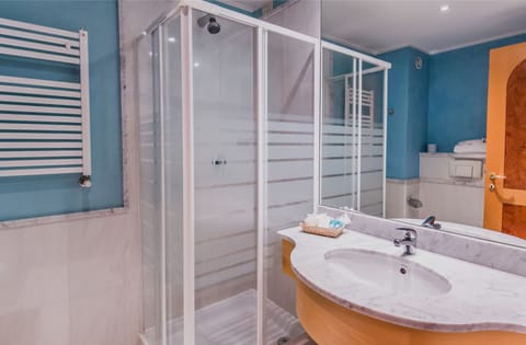 Shower, rainfall showerhead, free toiletries, hair dryer