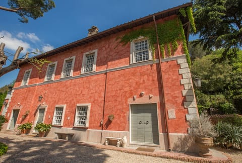 The facade of Villa il Cardinale seen from the downstairs garden by the gate