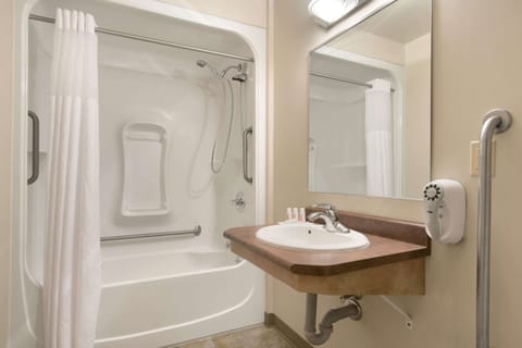 Combined shower/tub, free toiletries, hair dryer, towels