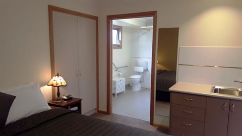 Superior Room, Accessible | Bathroom | Shower, free toiletries, hair dryer, towels