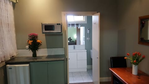 King Deluxe Unit | Bathroom | Shower, free toiletries, hair dryer, towels